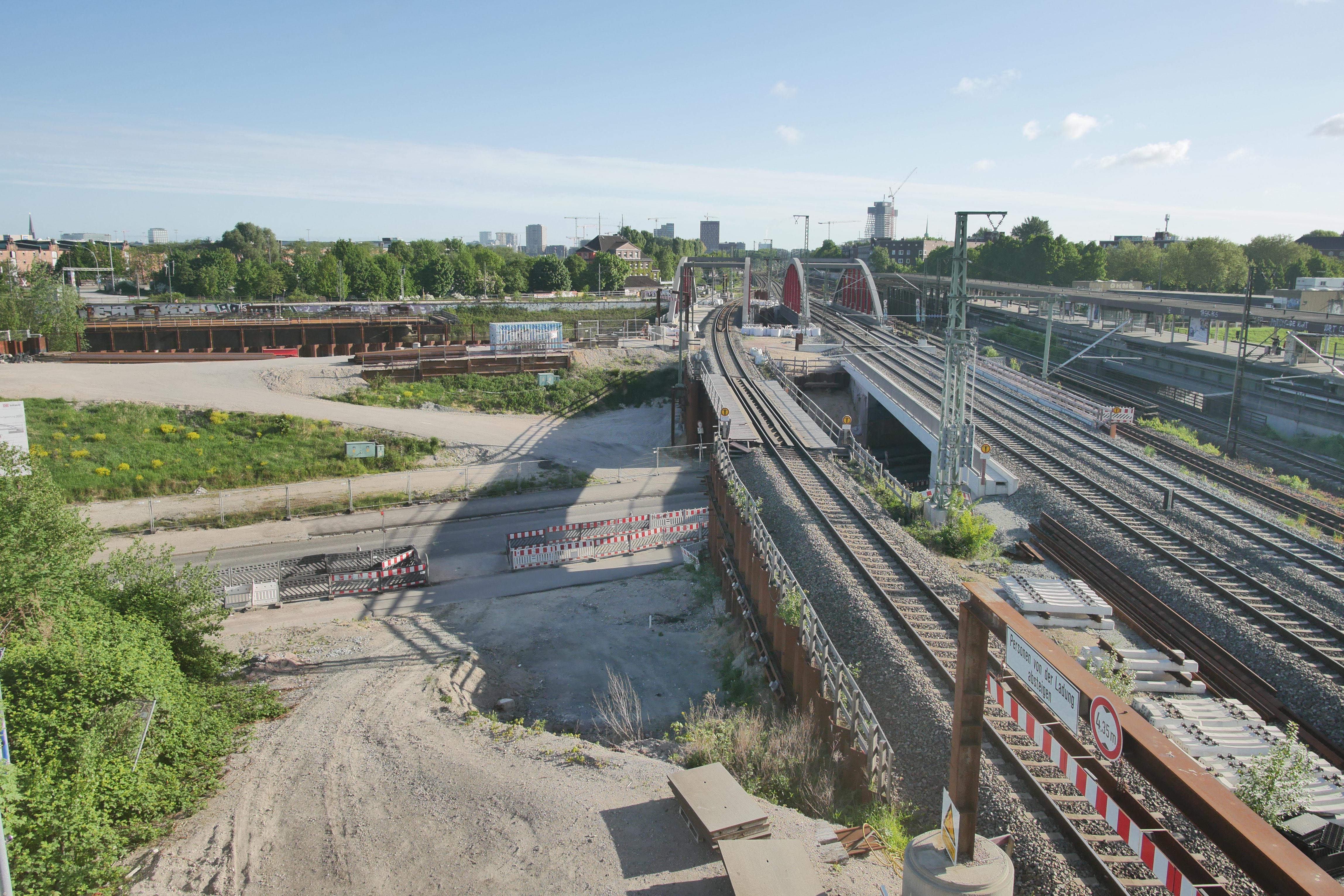 Blick auf Baustelle der Eisenbahnüberführungen Zollkanal und Harburger Chaussee, mit Baggern, Kränen und Bohrgeräten